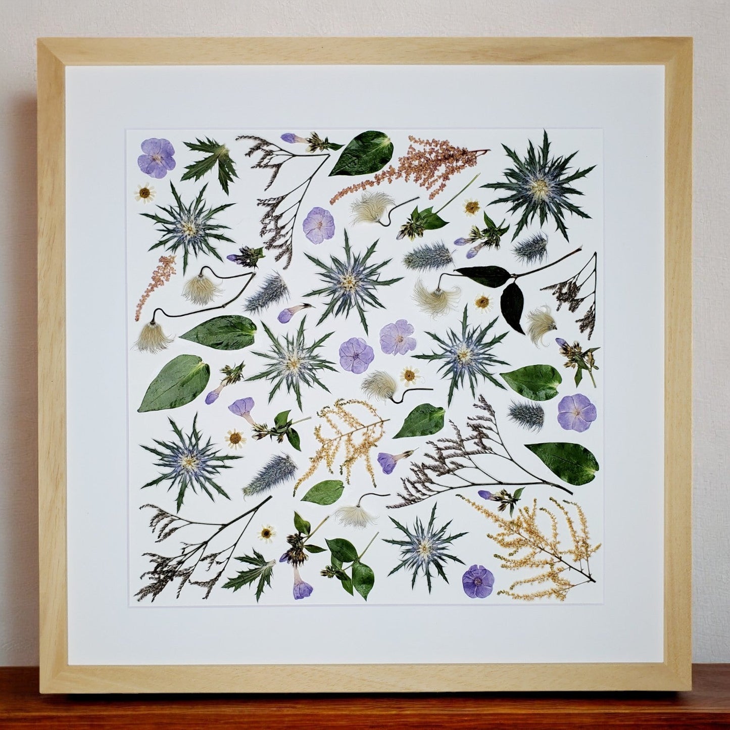 SIÓG Botanicals 20" x 20" (50cm x 50cm) / Natural Pine / Contemporary (Spacing between flowers) The Eternal Elegance Experience