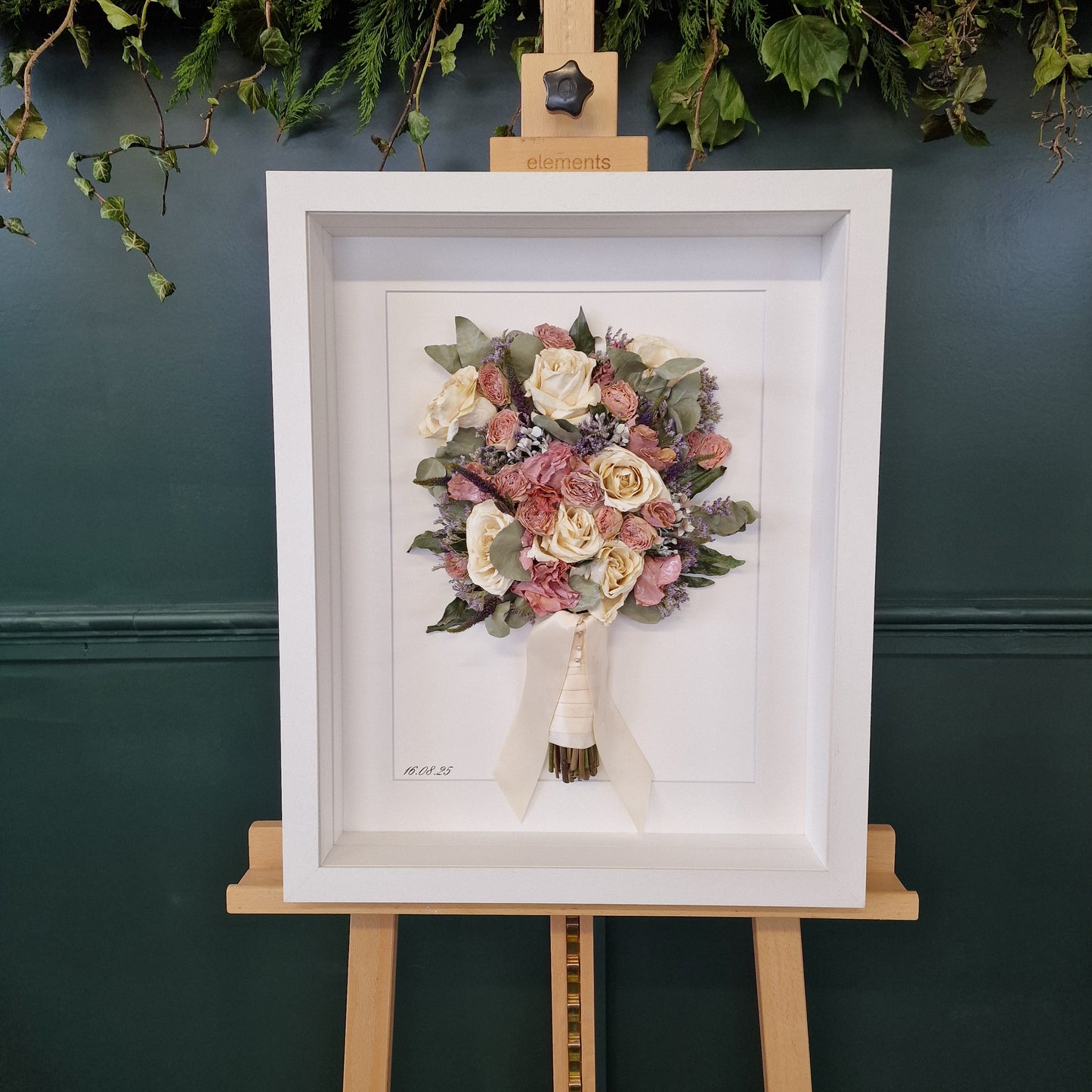 SIÓG Botanicals White frame/ Ivory Signature Wedding Bouquet Preservation in 3D Shadow Box (16"x 21" / 40cm x 50cm)